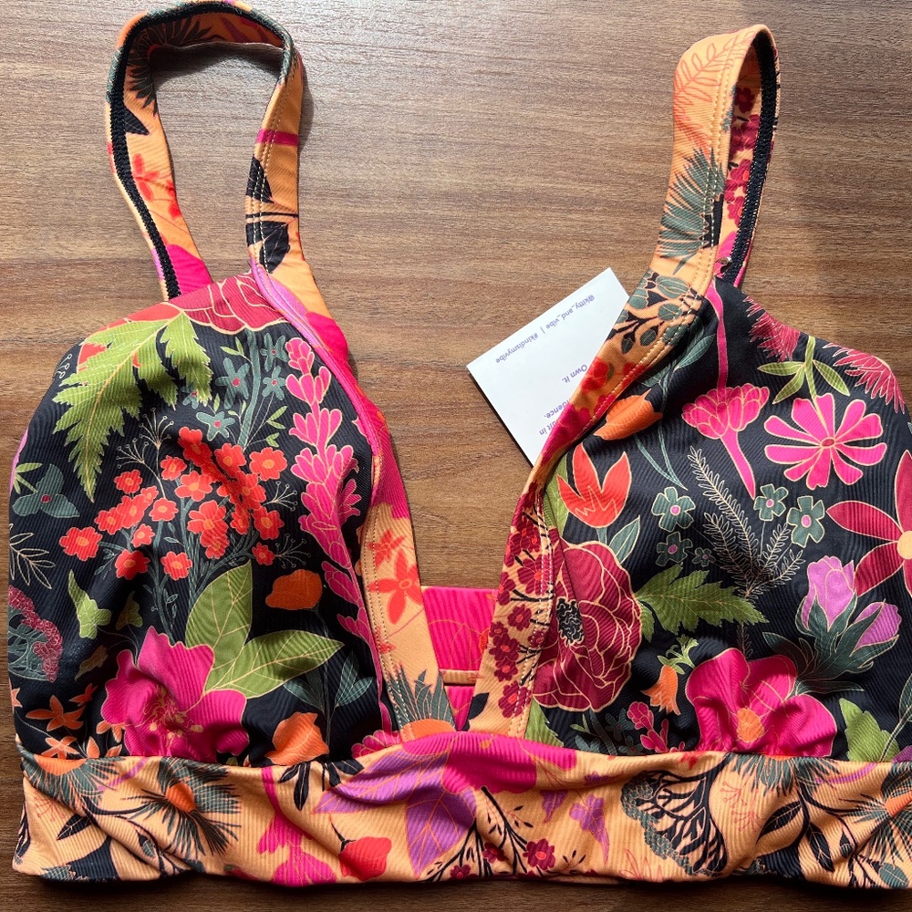 Kitty and Vibe Banded Triangle Top Margot sz E small band